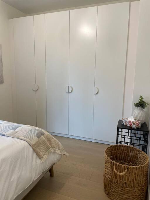 Modern Apartment Close To The Beach With Parking Торонто Экстерьер фото