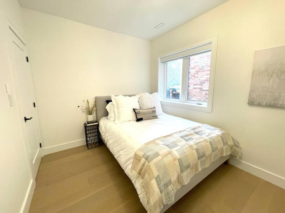 Modern Apartment Close To The Beach With Parking Торонто Экстерьер фото