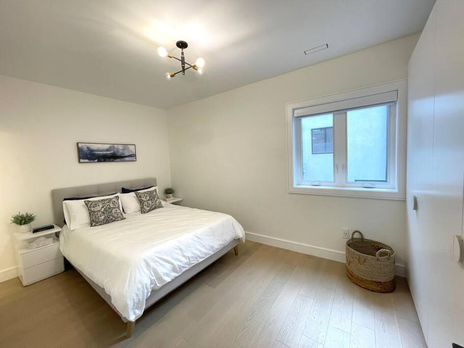 Modern Apartment Close To The Beach With Parking Торонто Экстерьер фото