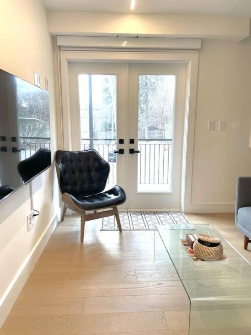 Modern Apartment Close To The Beach With Parking Торонто Экстерьер фото