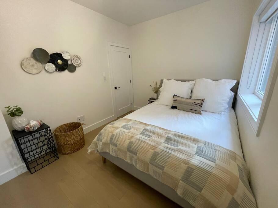 Modern Apartment Close To The Beach With Parking Торонто Экстерьер фото