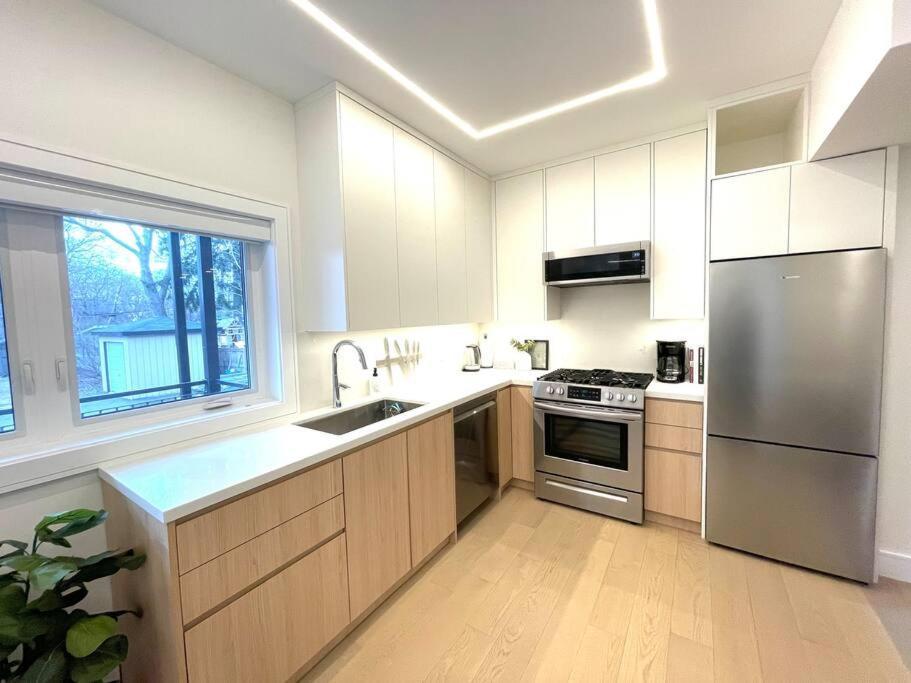 Modern Apartment Close To The Beach With Parking Торонто Экстерьер фото