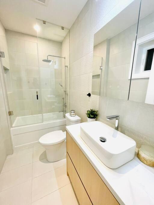 Modern Apartment Close To The Beach With Parking Торонто Экстерьер фото