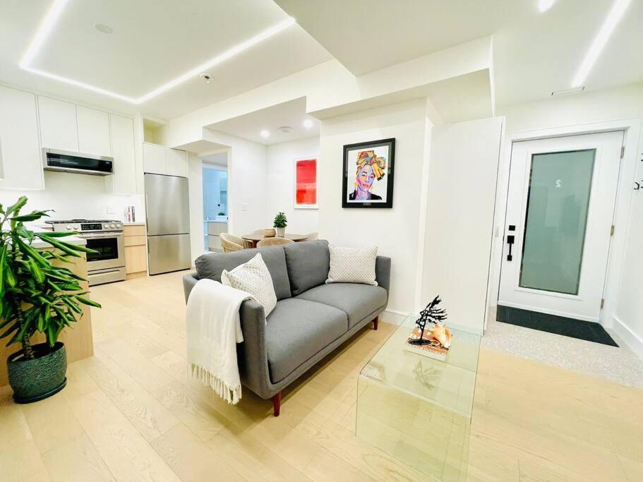 Modern Apartment Close To The Beach With Parking Торонто Экстерьер фото