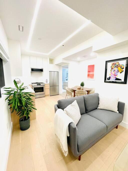 Modern Apartment Close To The Beach With Parking Торонто Экстерьер фото