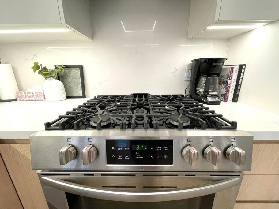 Modern Apartment Close To The Beach With Parking Торонто Экстерьер фото