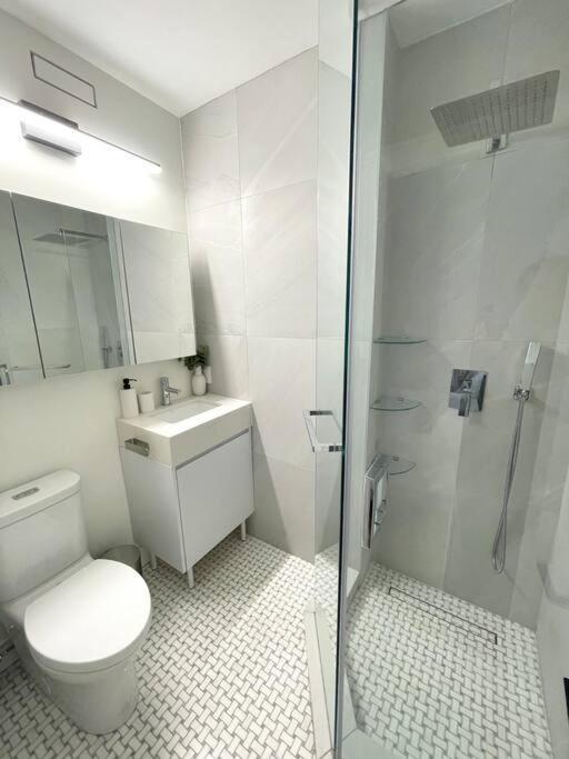 Modern Apartment Close To The Beach With Parking Торонто Экстерьер фото
