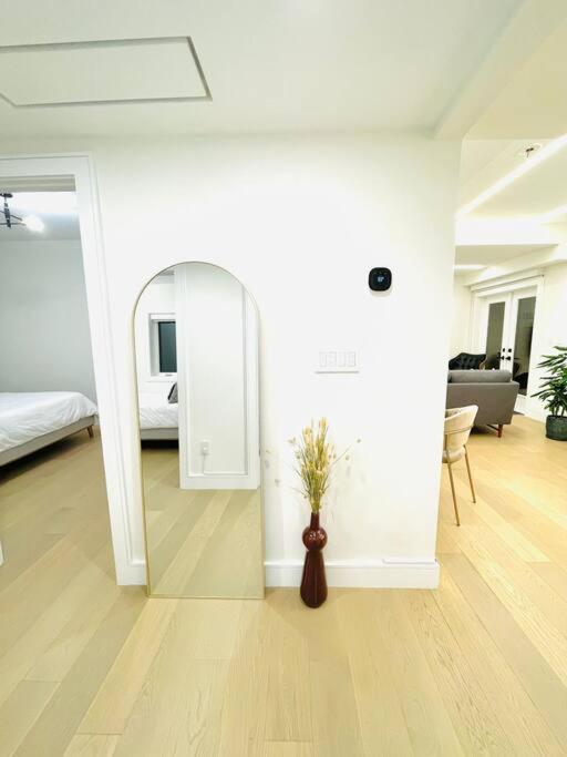 Modern Apartment Close To The Beach With Parking Торонто Экстерьер фото