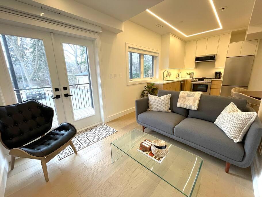 Modern Apartment Close To The Beach With Parking Торонто Экстерьер фото